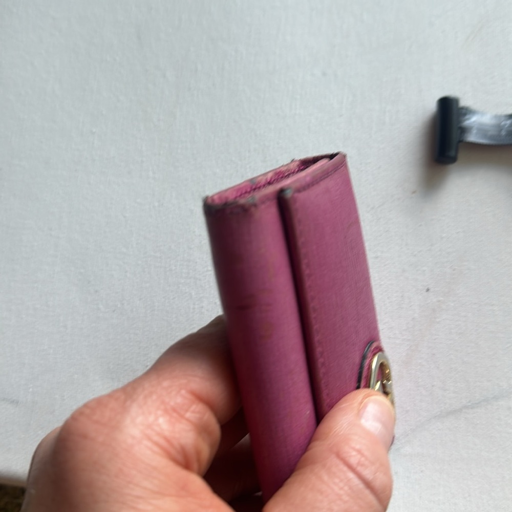 Gucci Magenta Key Holder with Heart Emblem - Picture 9 of 11